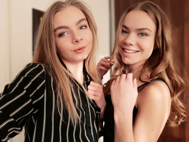 zusjes in de make-up